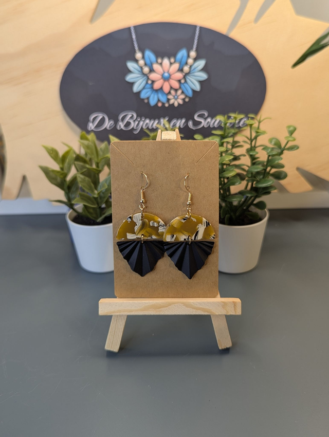 Boucles d'oreilles en deux parties, jaune et noir. 