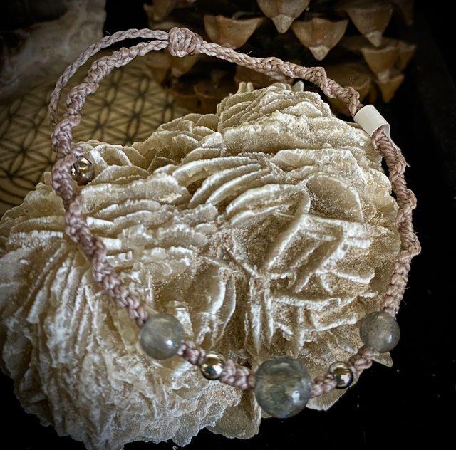 Bracelet ajustable macramé et perles de Labradorite