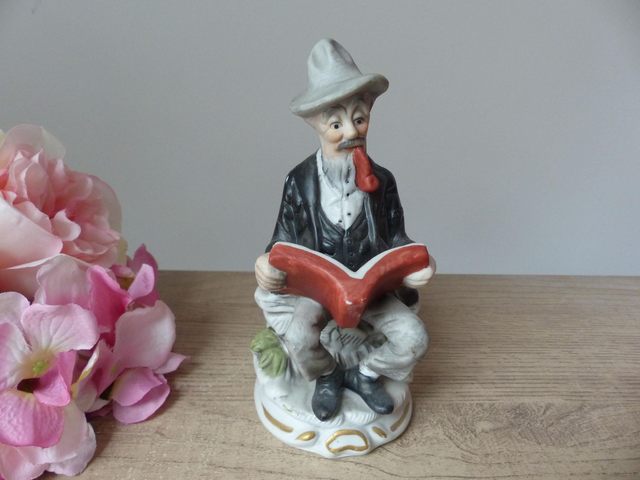 Figurine viel homme assis sur un banc de parc, homme avec chapeau et fumant une pipe, statuette biscuit d'homme avec livre, Taïwan Vintage