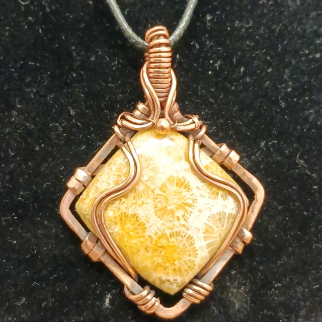 Pendentif cuivre et corail