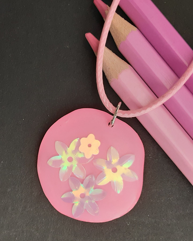 médaillon rose bonbon et fleurs irisées