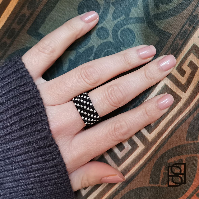 DOTTED DIAGONALS ring