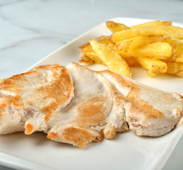 Combinado de pollo con huevo, patatas y pimientos.