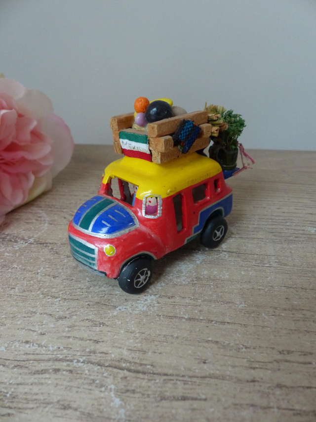 Petit bus équatorien en platre - Véhicule Folklorique peint main - Souvenir artisanal coloré avec passagers et marchandises, cadeau déco