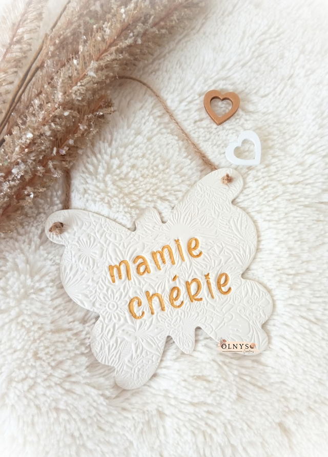 Décoration en argile "Mamie chérie" forme papillon texturé