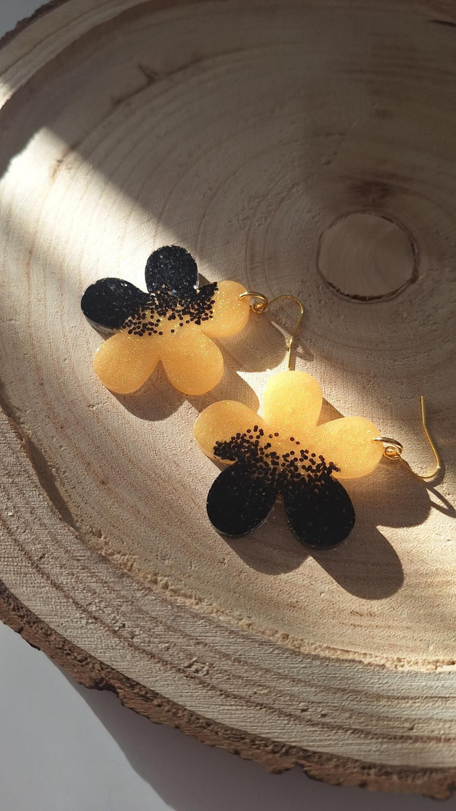 Boucles d&#039;oreilles fleurs dorées et paillettes noires