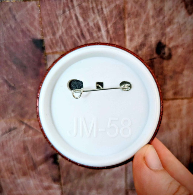 Badge "Clair obscur : Gustave et Sophie" - 58 mm - Métallisé