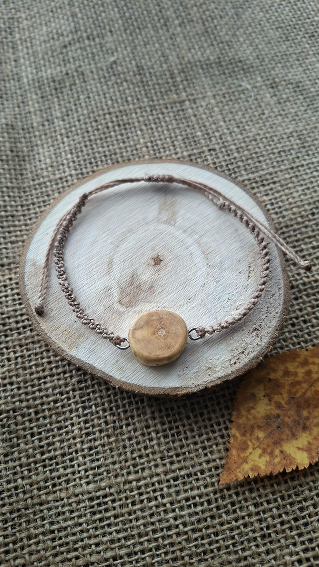 Handgeknüpftes Armband mit hellem Holz