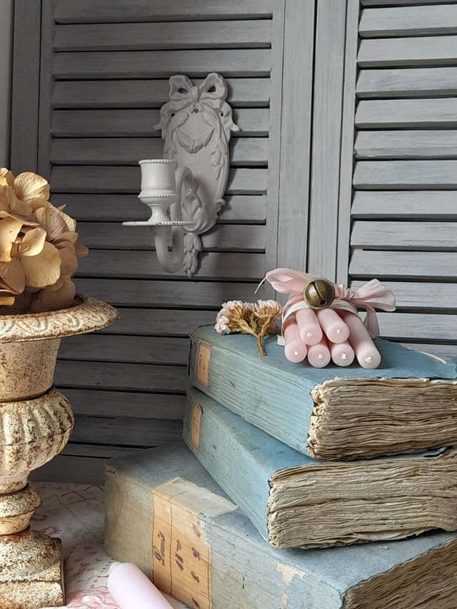 Bougeoir mural en métal patiné style Louis XVI