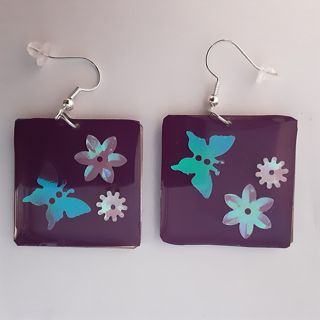Boucle d’oreille carrée fond violet et sequins irisés