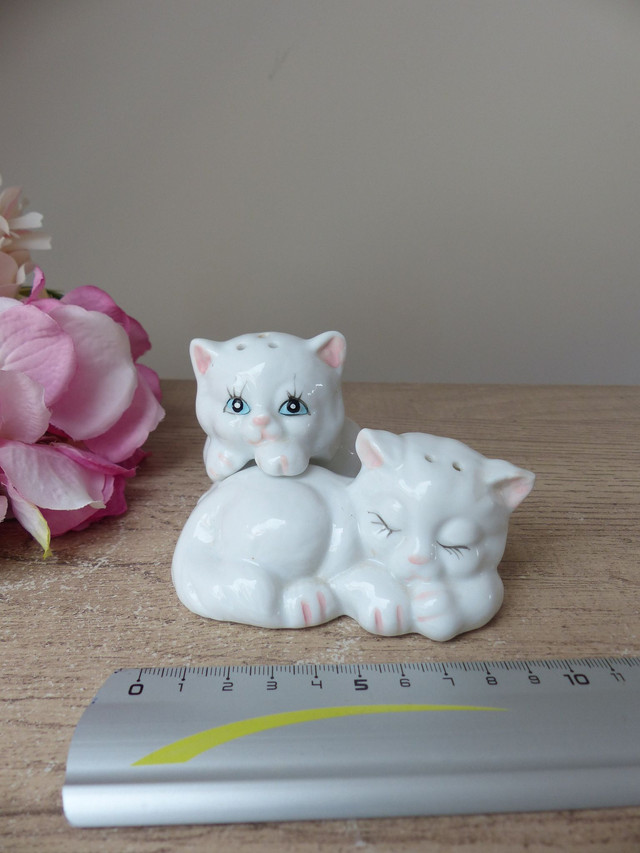 Vintage salière et poivrière collection animaux chats , Couple de chats en céramique blanche , décor cuisine années 1970 - 80