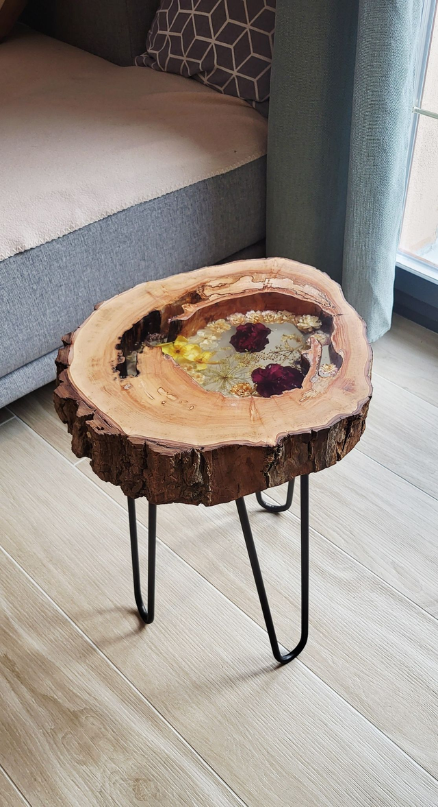 Table d’appoint en bois et résine avec fleurs séchées