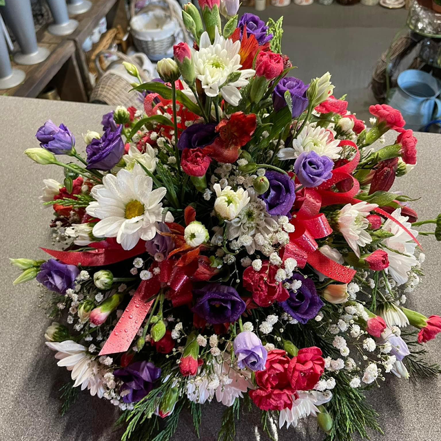 Round posy arrangement 