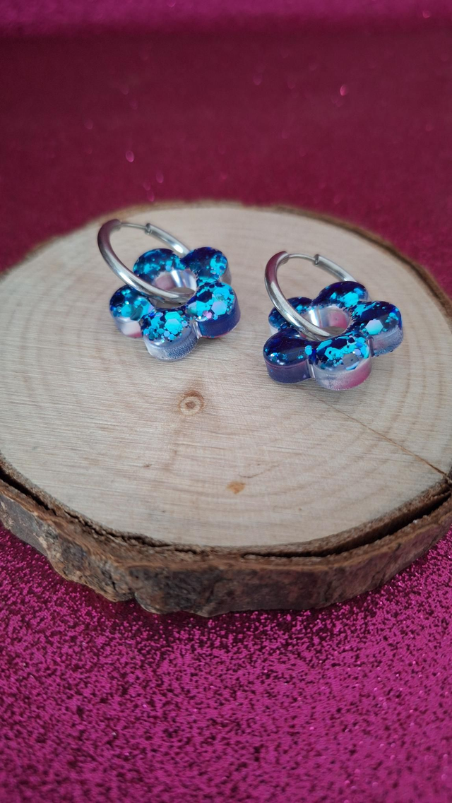 Créoles argentées fleurs paillettes bleues 