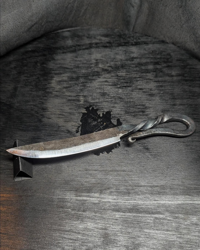 Couteau brut de forge en acier XC75.