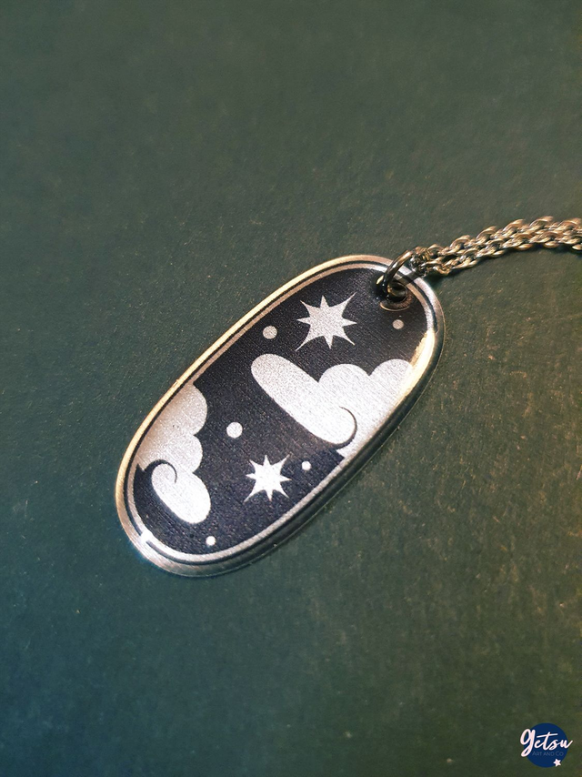 Collier nuage et étoiles avec dôme en résine