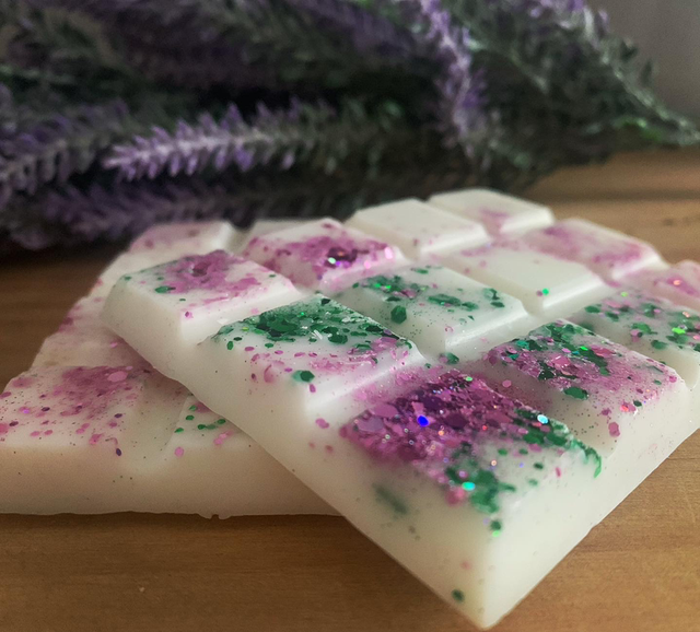 Mini snap bars (12 squares) available in all fragrances 