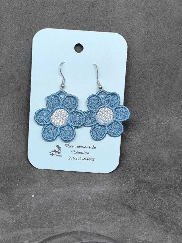 Boucle d'oreille pétales bleu 