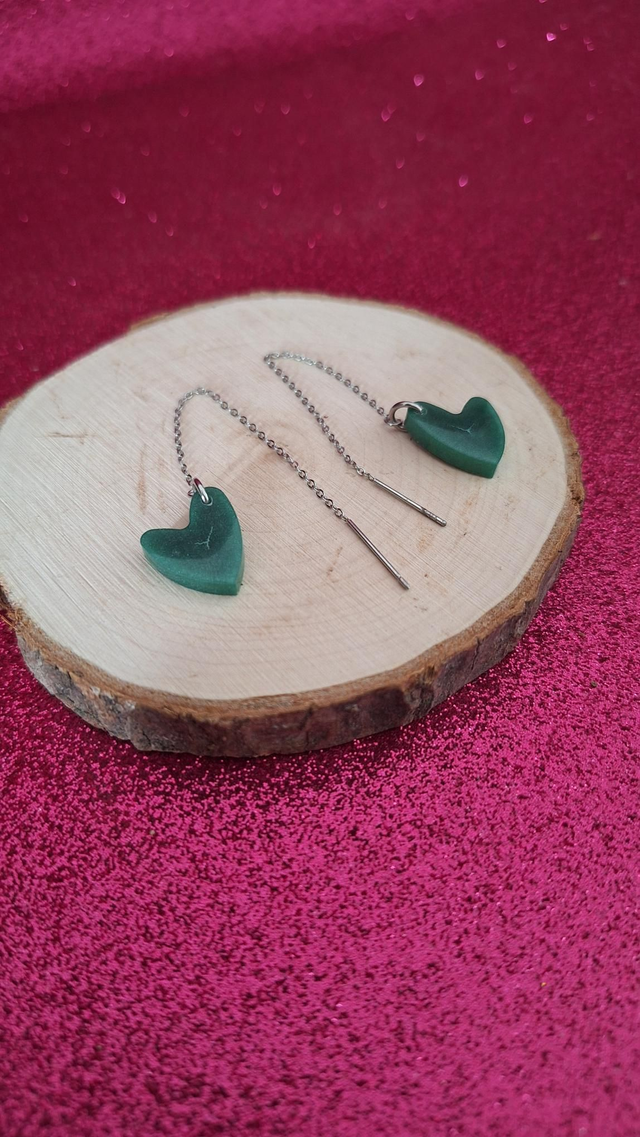 Boucles d&#039;oreilles à enfiler argentées cœurs asymétriques verts