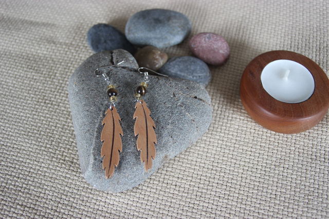 Boucles d&#039;oreilles bois et perles oeil de tigre