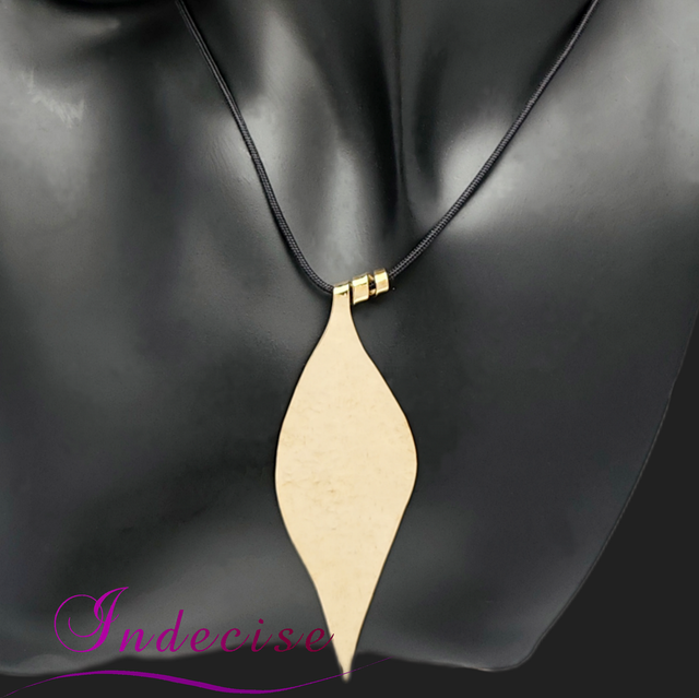 Collier feuille en laiton couleur or - Création artisanale par Indecise