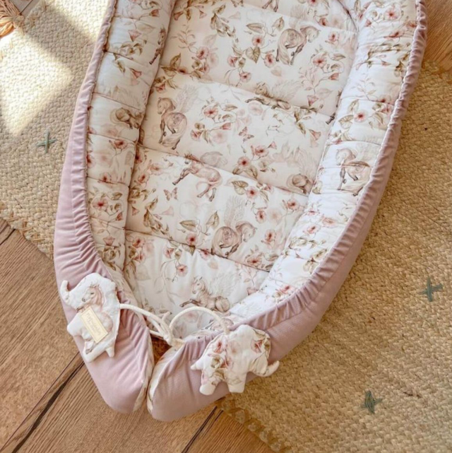 Motulinka Babynestchen „Rumaki“ Pferdchen  rosa