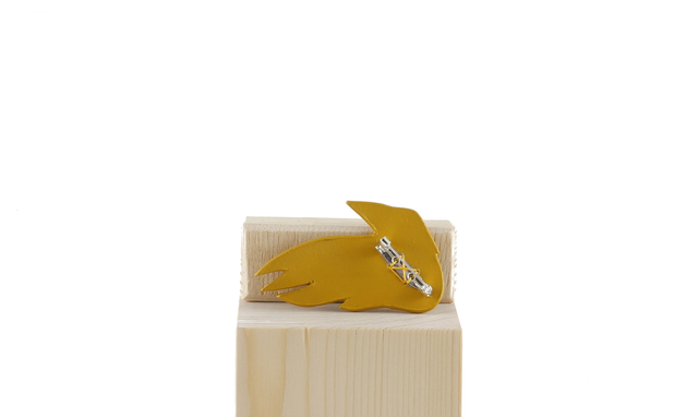 Broche motif Corbeau en cuir tannage végétal - HANE Jaune Soleil