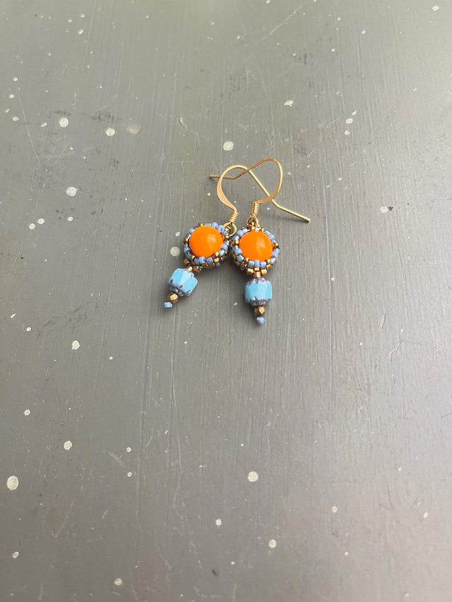 Petites boucles d'oreille en perles pendentif orange et bleu ciel