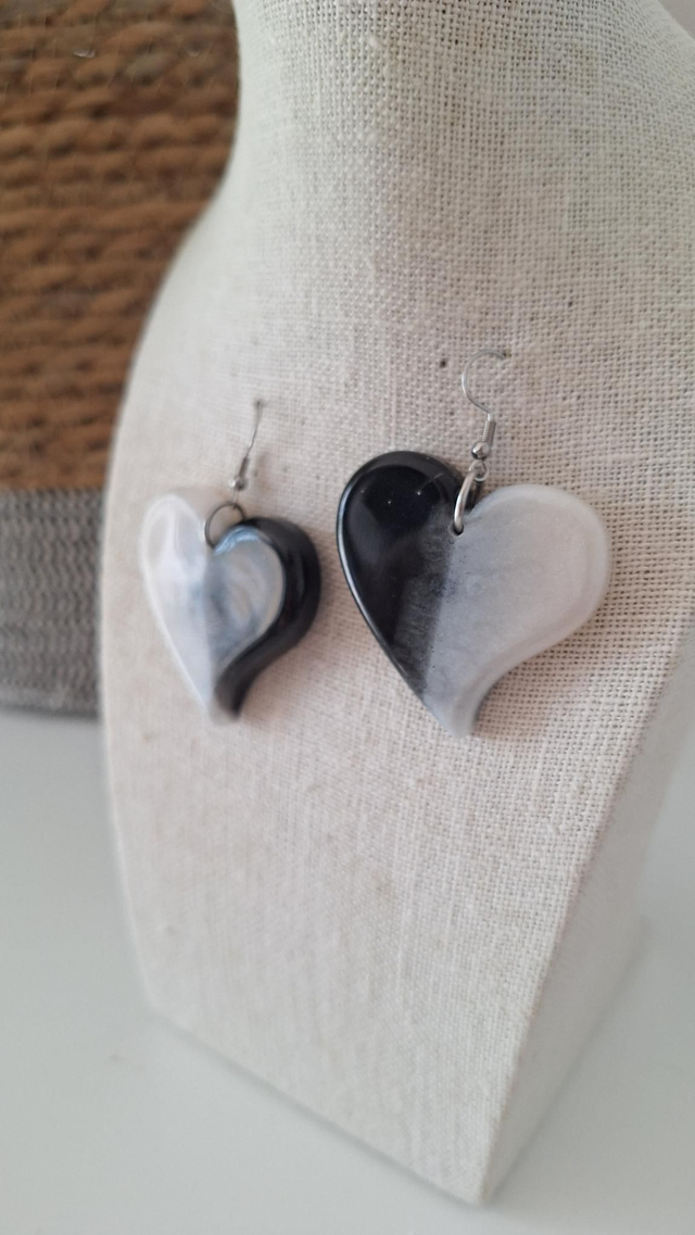 Boucles oreilles cœurs asymétrique noir et blanc 