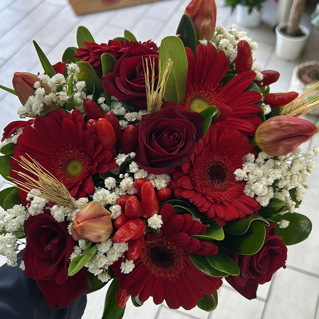 Bouquet per laurea tonalità di fiori rossi 
