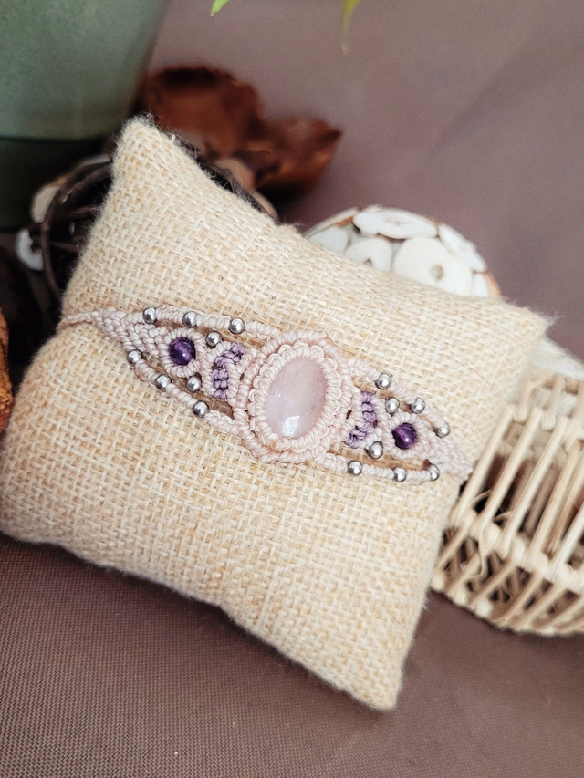 Manchette fine en micro-macramé, quartz rose et améthyste