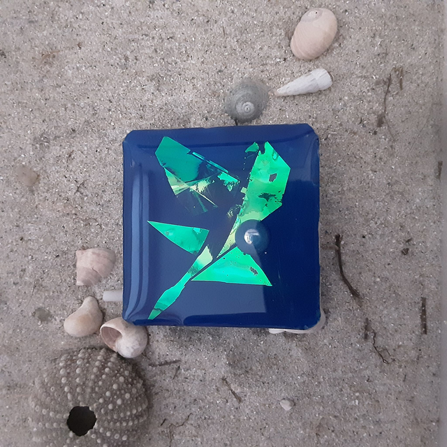 Broche petit carré collection maritime fond bleu outremer -décor irisé scintillant-cabochon nacré bleu ciel