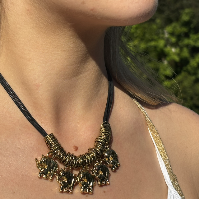 Collar elefantes dorado