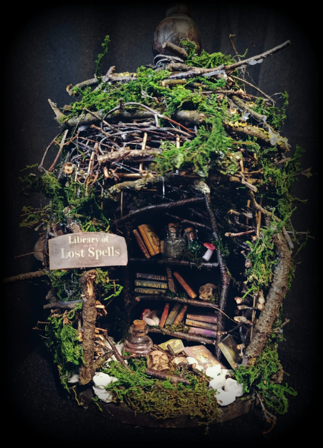 Library of Lost Spells, handgemachte Miniatur aus Natur und Fantasie