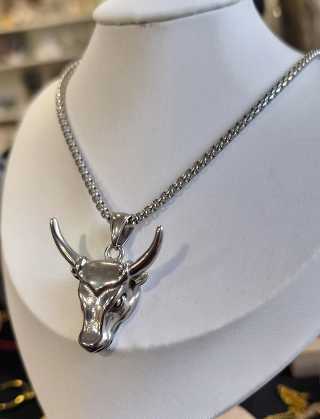 Collier fanorolahy tête de zébu couleur argent 