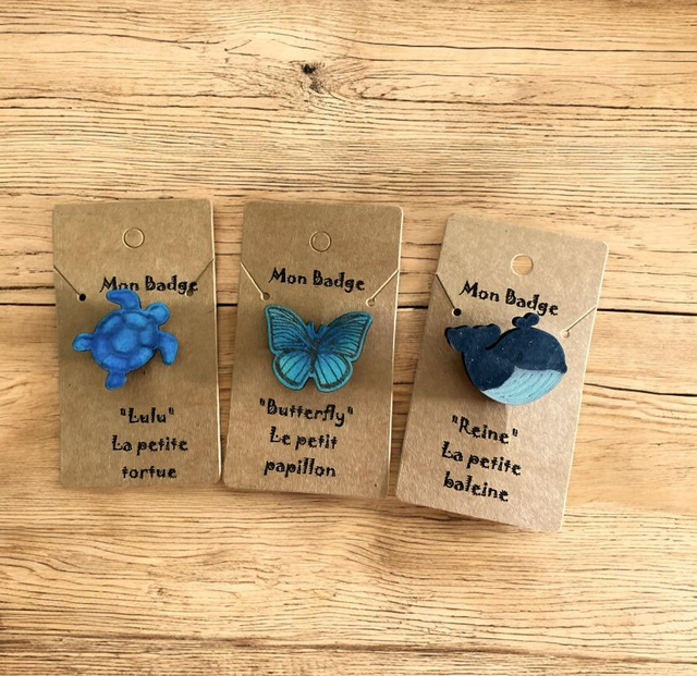 Badge en bois peint - Modèle au choix : tortue, papillon, baleine