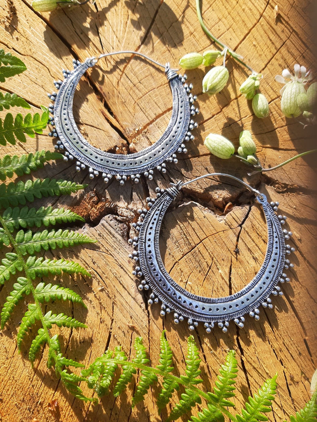 GRANDE BOUCLES CRÉOLES TRAVAILLÉES ARGENTÉES 