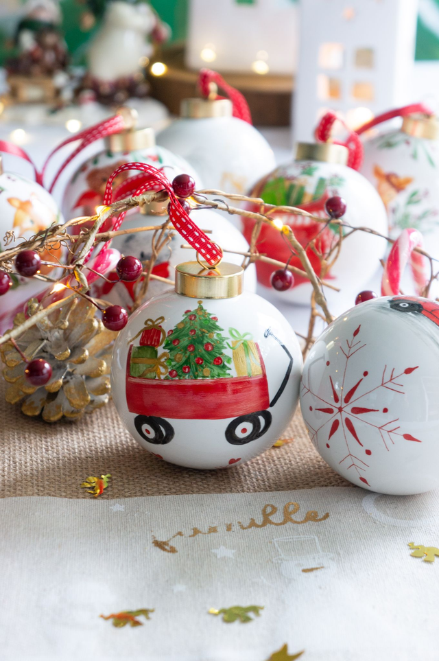 Boule mon premier Noël à personnaliser en porcelaine, motif voiture rouge, chariot de cadeaux  