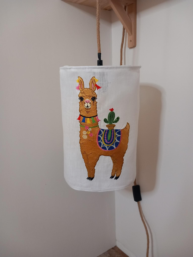 Abat jour suspension en Lin blanc brodé .Broderie  LAMA . lampe de baladeuse ,applique murale pour chambre enfant diamètre 20 cm,hauteur 29 cm. Créateur France. 