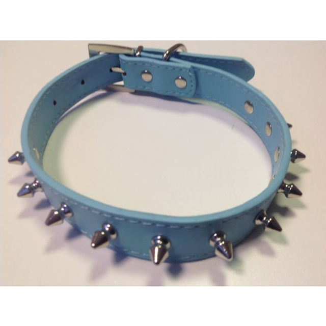 Halsband spikes licht blauw S/M