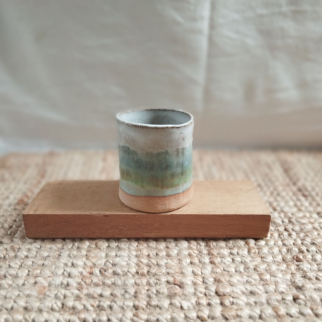 Tasse sans anse, argile rouge, émail blanc, turquoise et vert