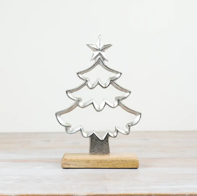 CHRISTMAS TREE ON WOOD 