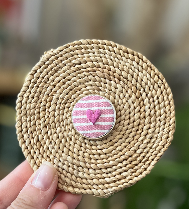 Pin’s coeur rose (rayé rose)