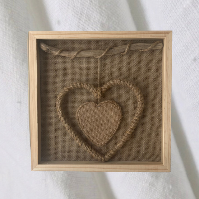 Cadre vitrine coeur  jute et bois flotté