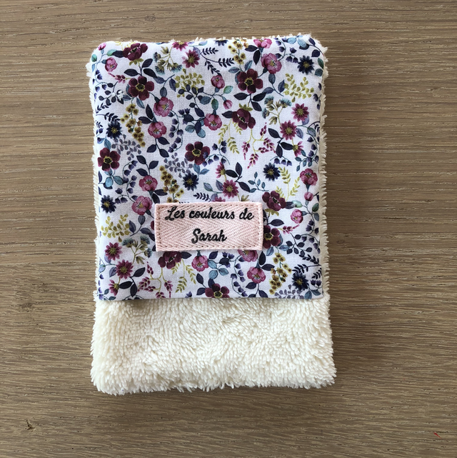 Gant démaquillant, fleurs roses 