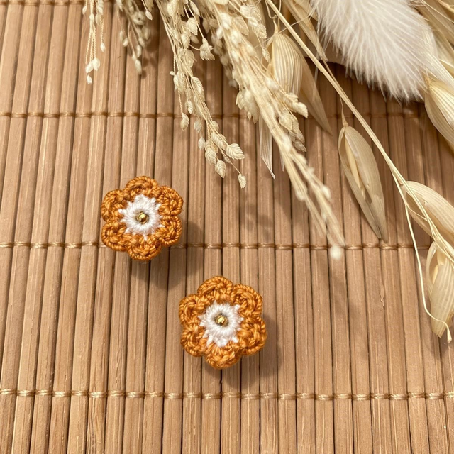 Puces d’oreilles Fleurettes ~ Ocre / Lin