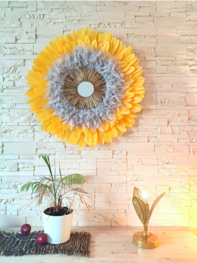 Jujuhat plumes jaunes et grises et raphia doré