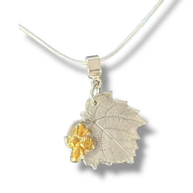 Argent et Or : Pendentif  Feuille de vigne et abeille en argent écologique  et or