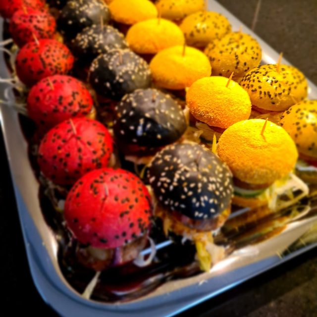 820592 Mini Colour Burgers (28 x 35g /50mm)