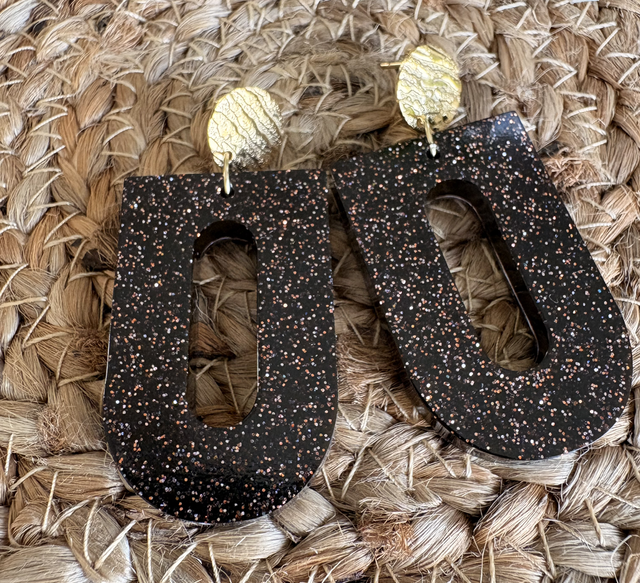 Boucles d’oreilles résine pailletées rouge et acier inoxydable